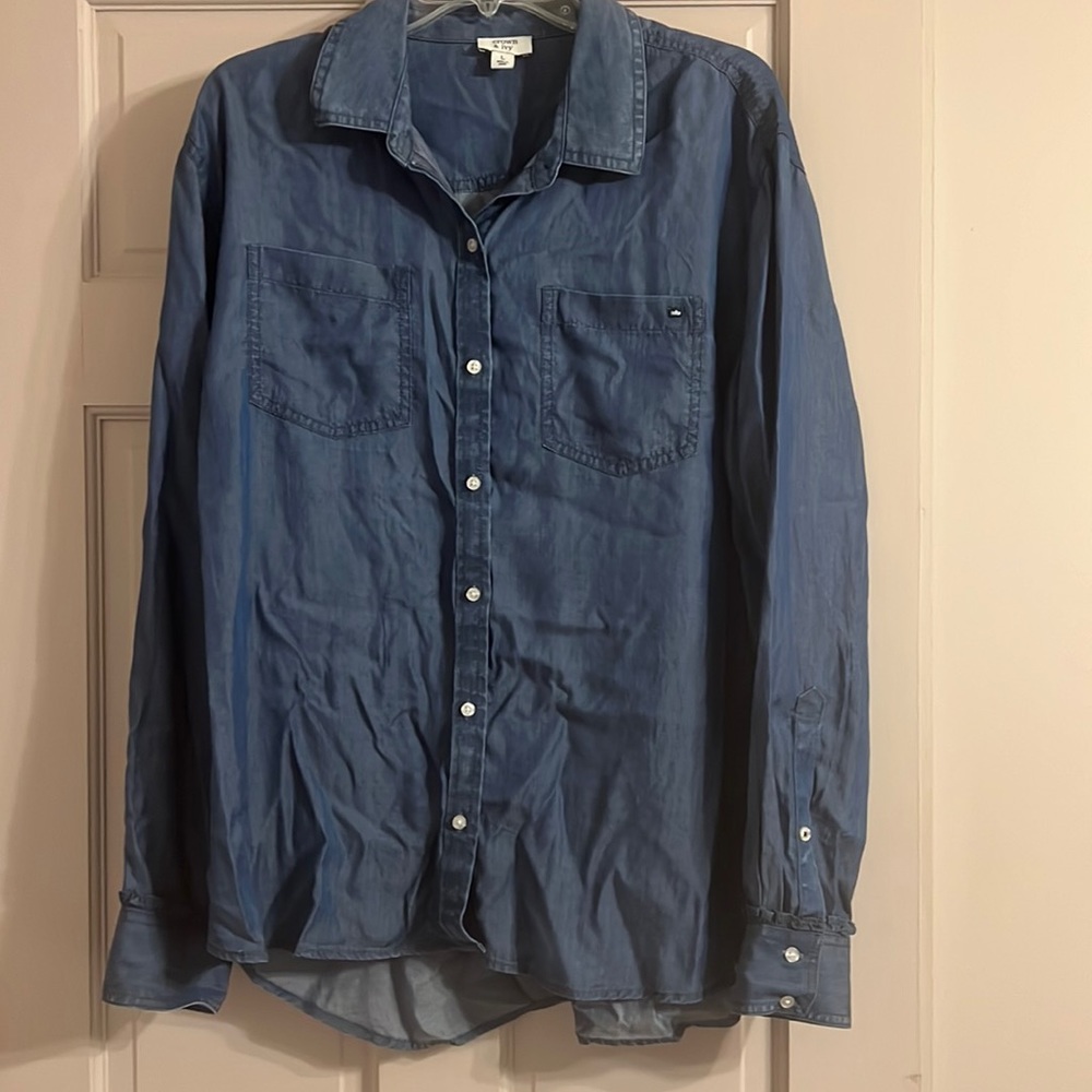 Ladies Crown & Ivey long sleeve chambray shirt, Large.